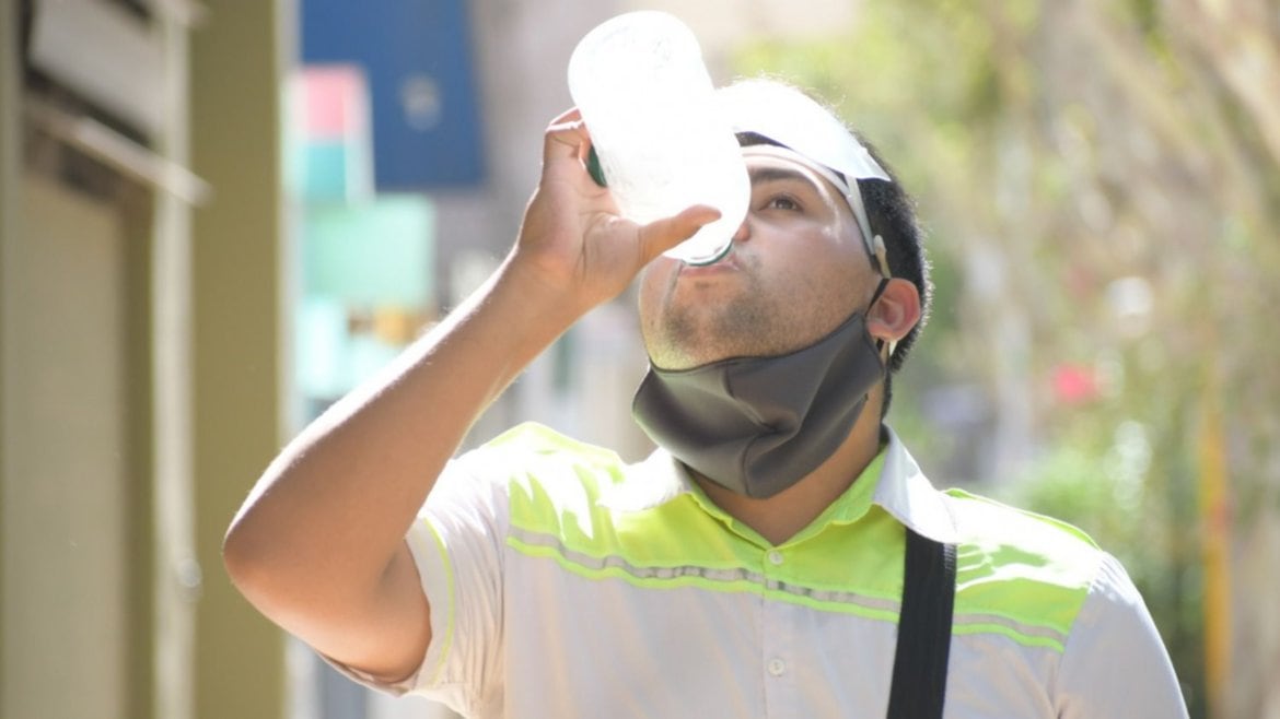 Una buena hidratación es clave para hacerle frente a la ola de calor.