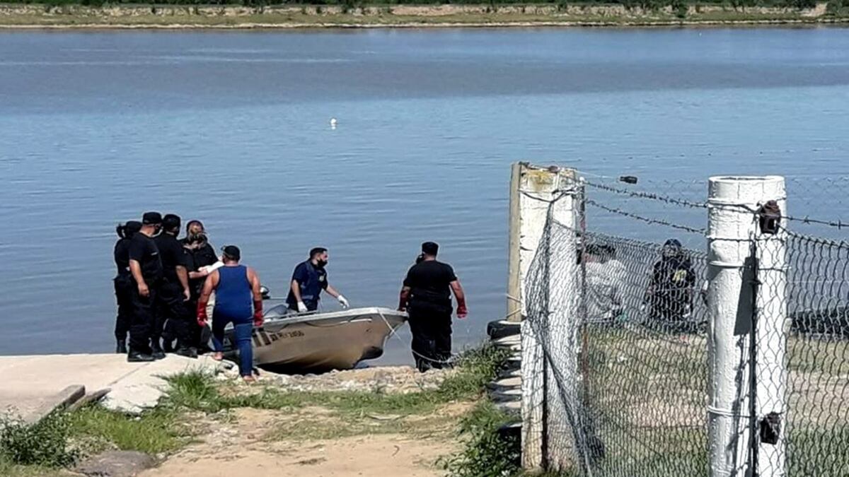 Investigan crimen tras el hallazgo de cadáver maniatado en el río Coronda
