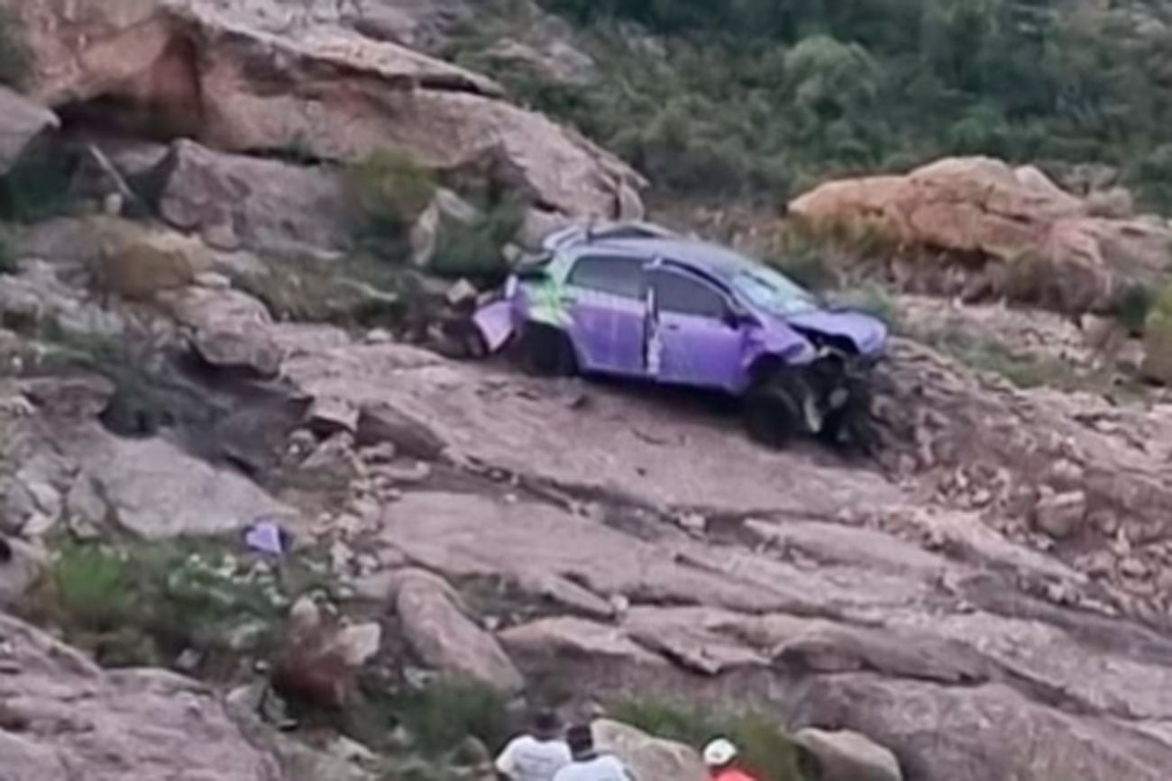 El auto que cayó al precipicio. (Policía)