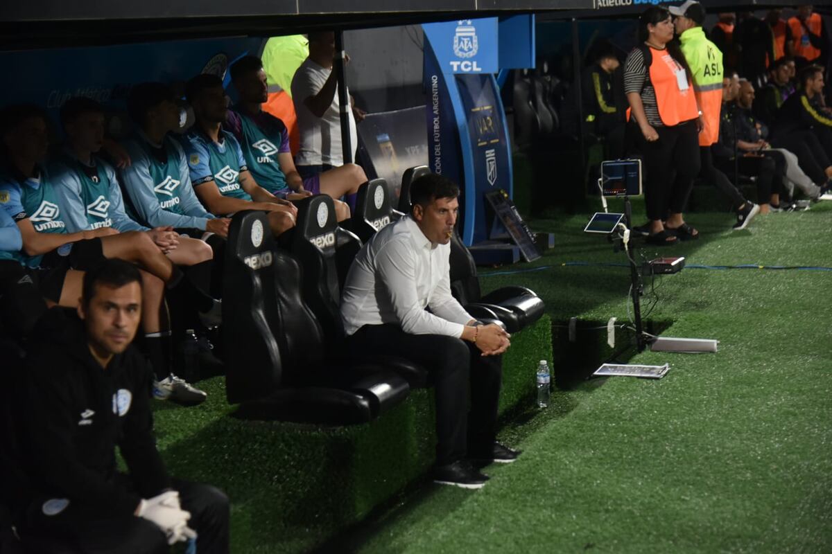 Silbidos al DT de Belgrano: los cánticos para que Juan Cruz Real deje el cargo