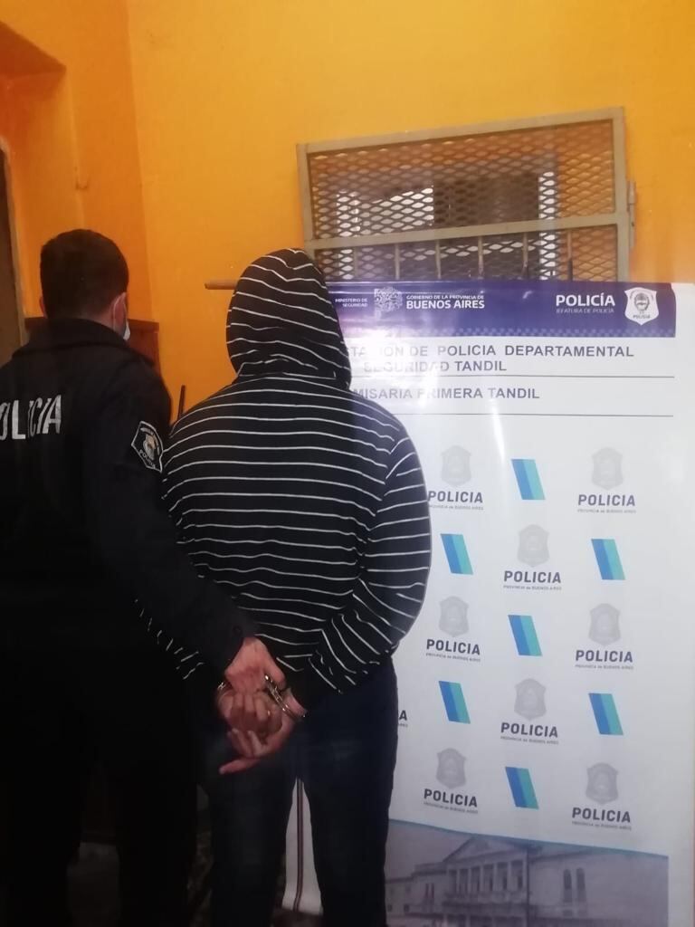 Los tres delincuentes forcejearon con la policía y fueron detenidos.