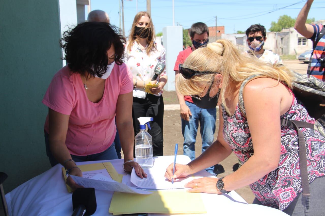 Entrega de cuatro nuevas viviendas en el Barrio Villa Italia en Tres Arroyos