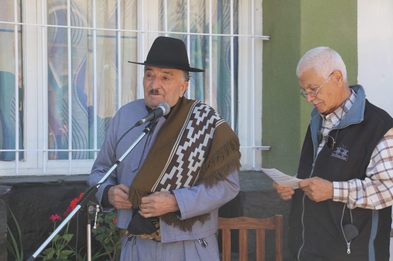 En el día de la tradición descubren placa en reconocimiento a Juan Ramón Santos.