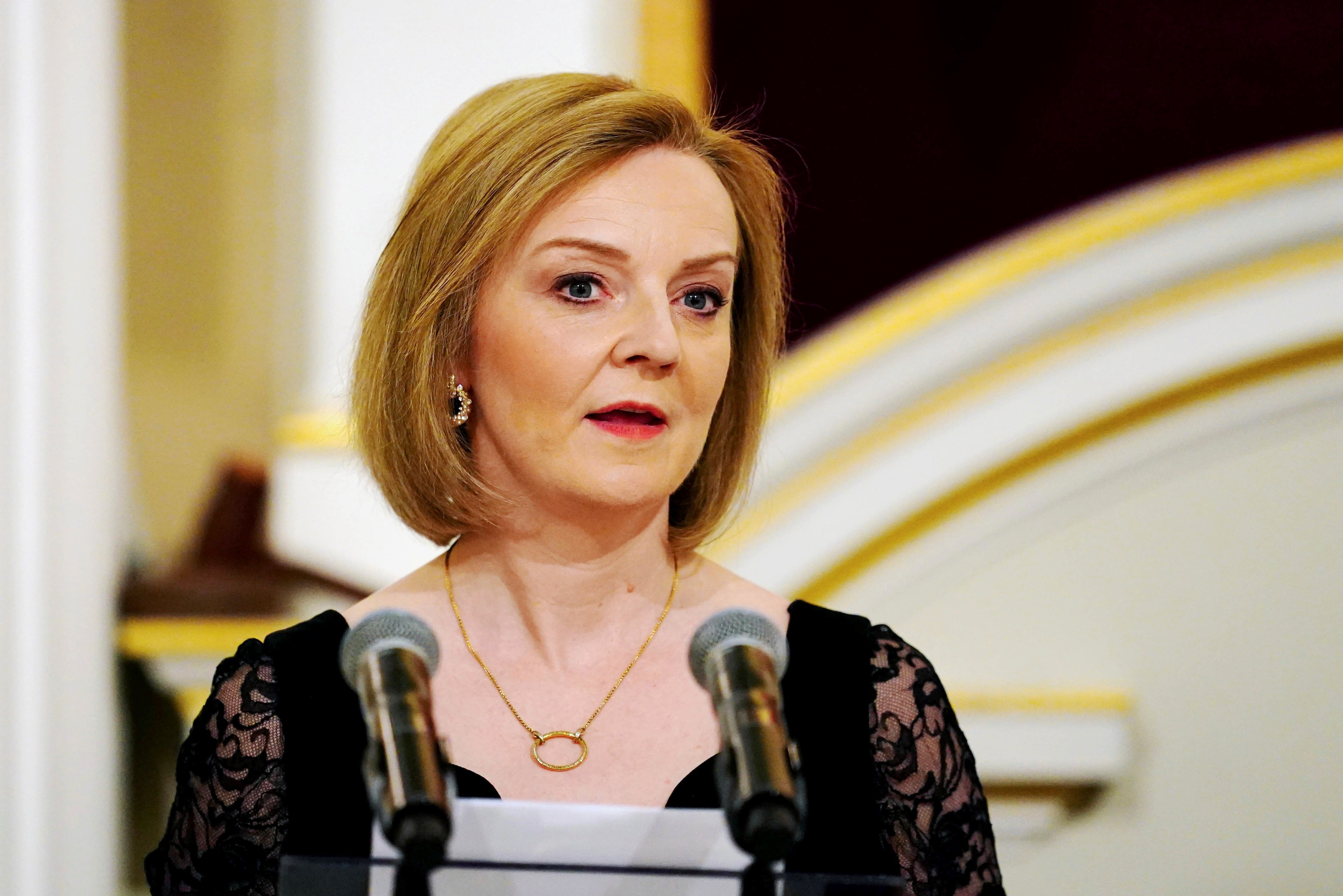 Liz Truss reemplazará a Boris Johnson, quien se retirará de su cargo. 