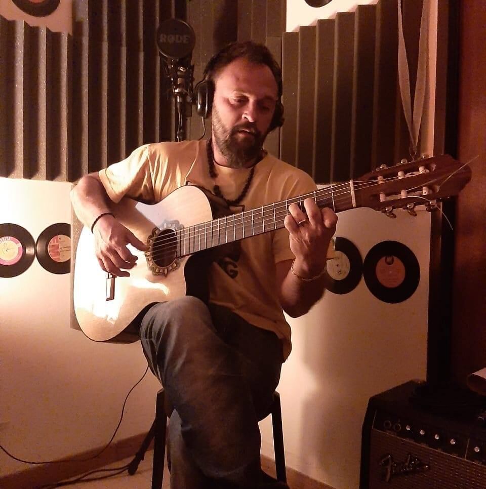 Gabriel tocando la guitarra.