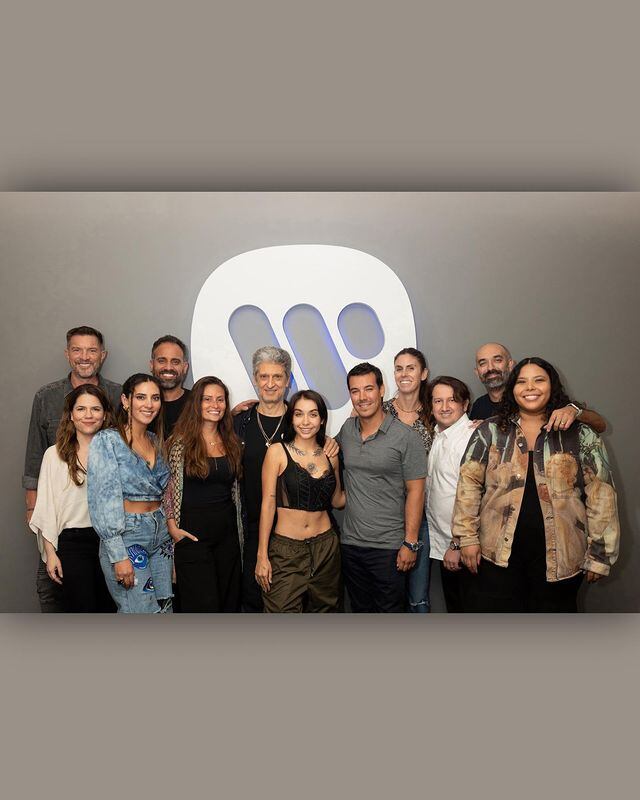 María Becerra junto a su equipo de trabajo