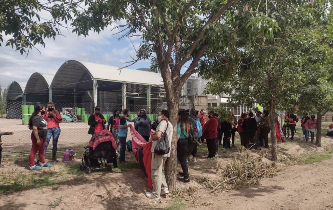 Los integrantes del gurpo piquetero FOL en el ingreso a Fénix. Gentileza FM Viñas.