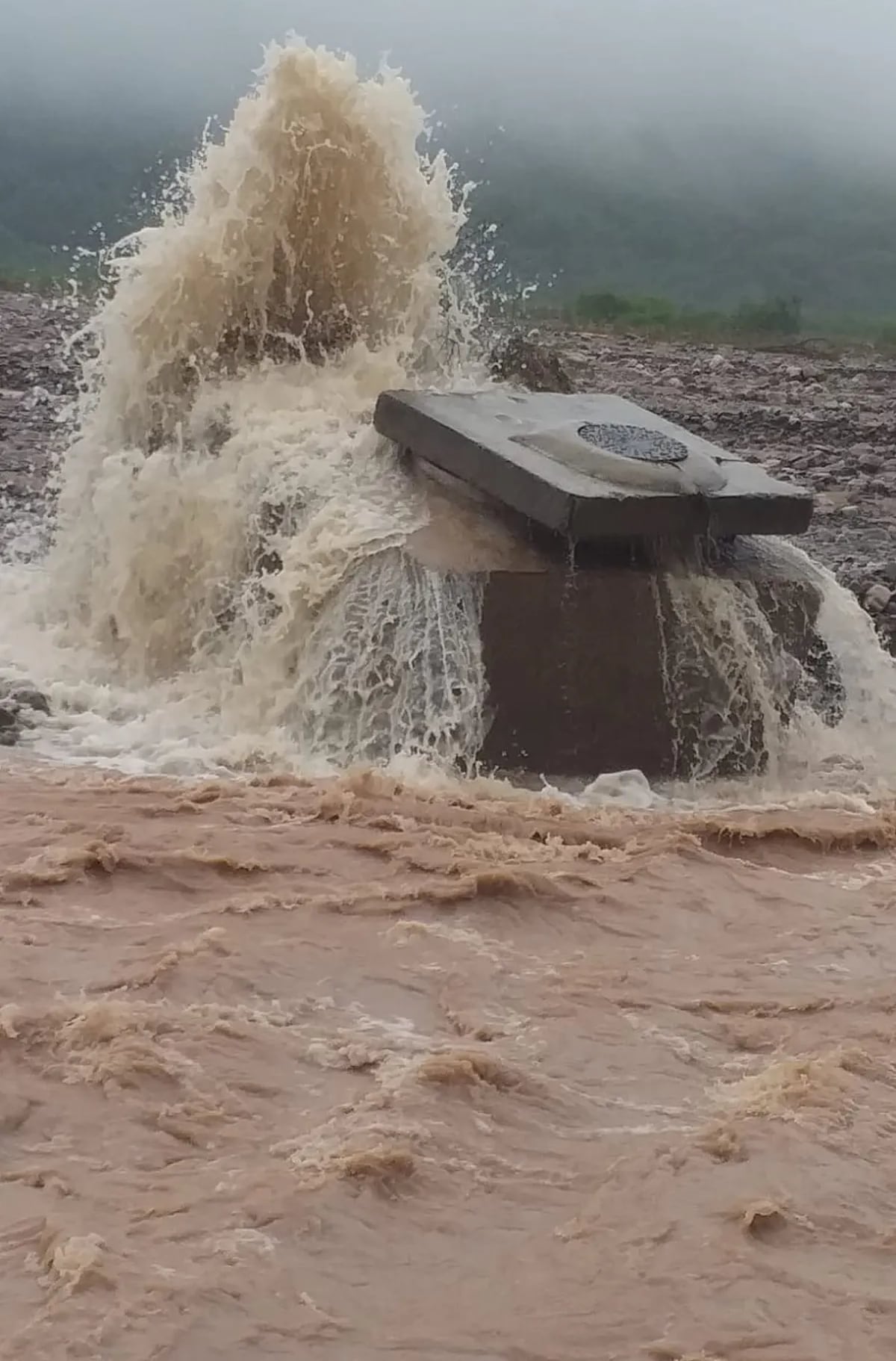 La más reciente crecida del río Grande dañó el acueducto troncal de agua cruda de 1.200 mm que abastece la planta potabilizadora de Alto Reyes.