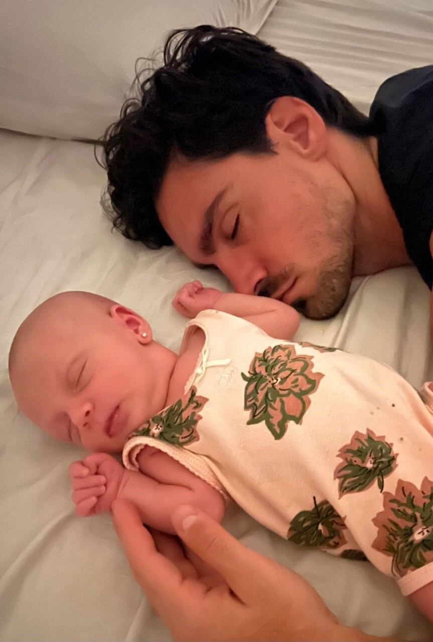 Vita y su look de body con flores estampadas, de siesta con su papá.