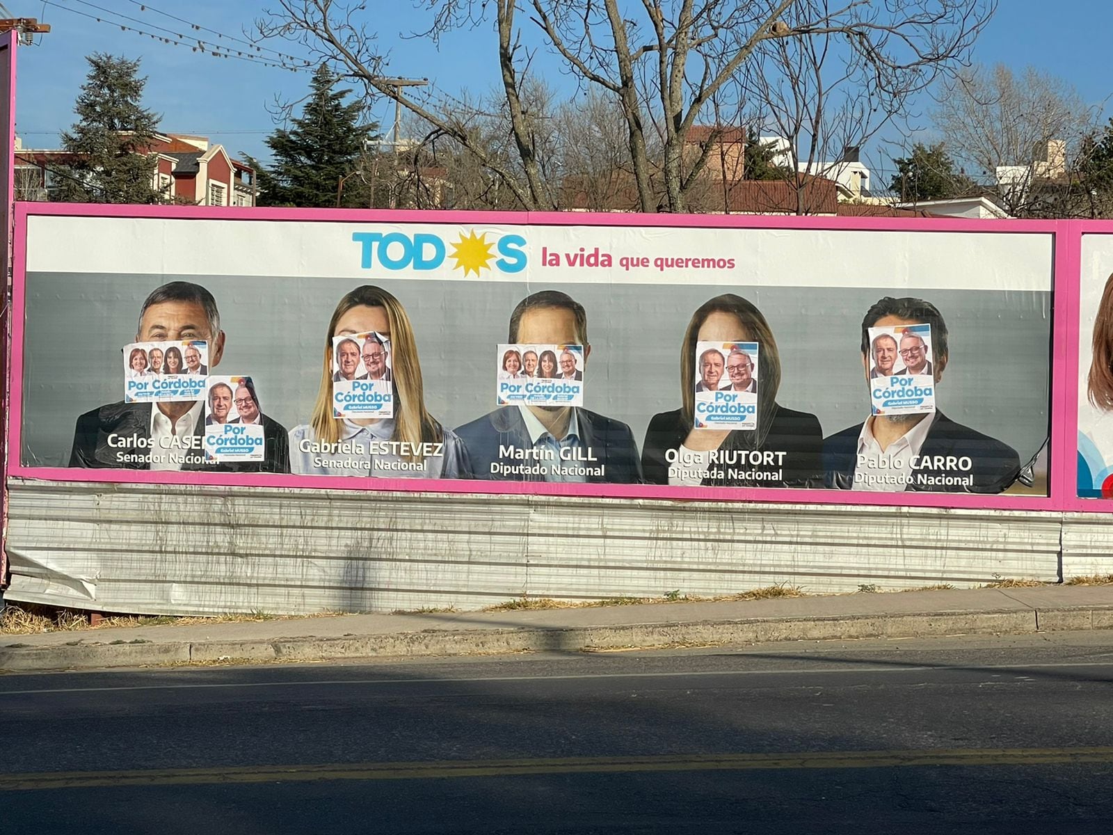 Pegatina. En varios sectores de Villa Carlos Paz aparecieron afiches de Hacemos por Córdoba, cubriendo los carteles del Frente de Todos.