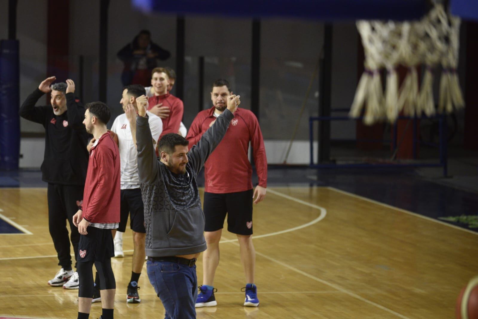 El presidente de Instituto, Juan Manuel Cavagliatto participó del concurso de triples de la mitad de cancha con el plantel y convirtió. (Ramiro Pereyra / La Voz)