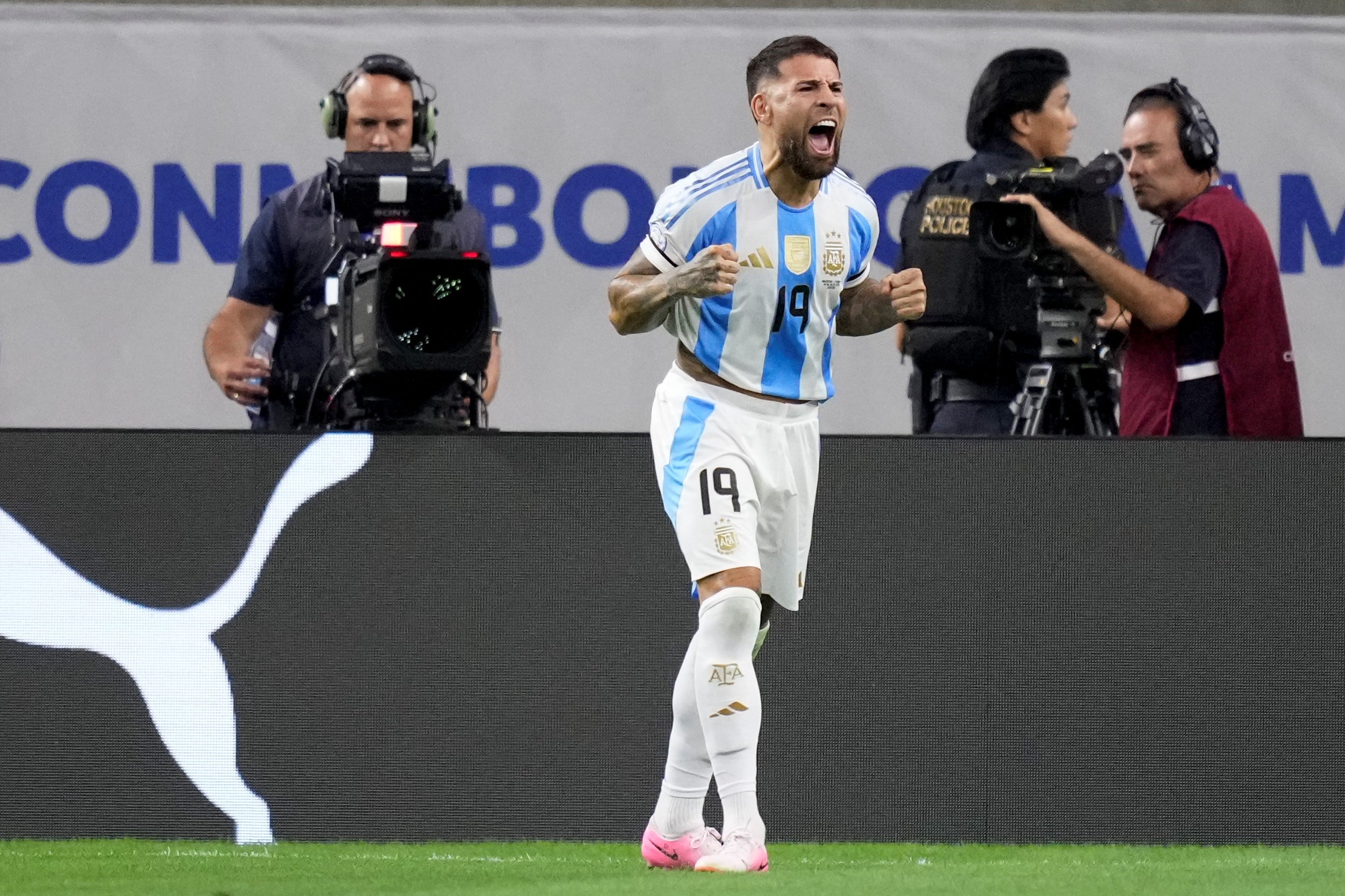 Otamendi, la elección de Scaloni para definir ante Ecuador (AP)