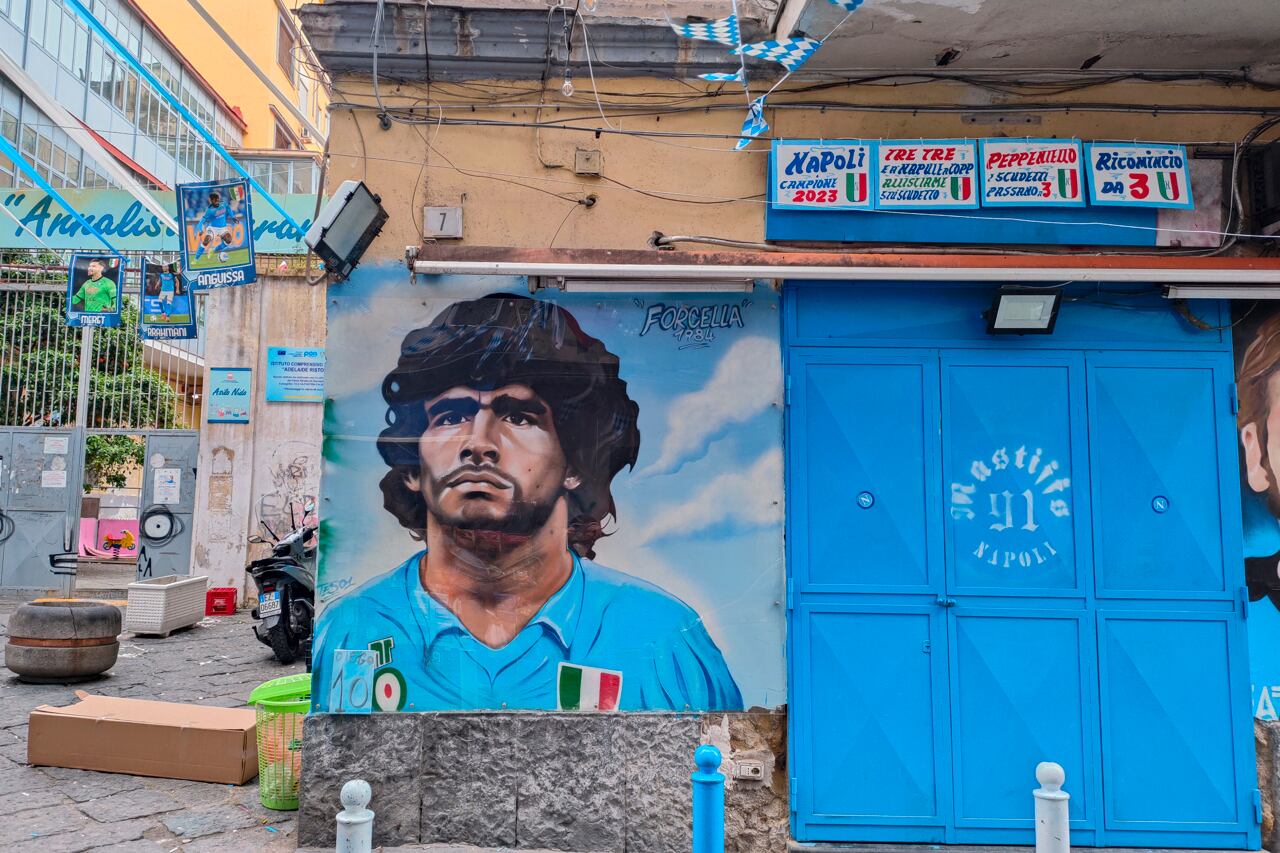 Un mural de Diego Maradona en Nápoles donde es adorado por los hinchas.