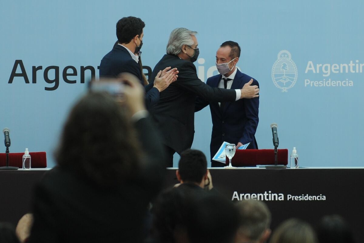 DNI para personas no binarias: Alberto Fernández le entregó su nuevo documento al mendocino Caro Gero