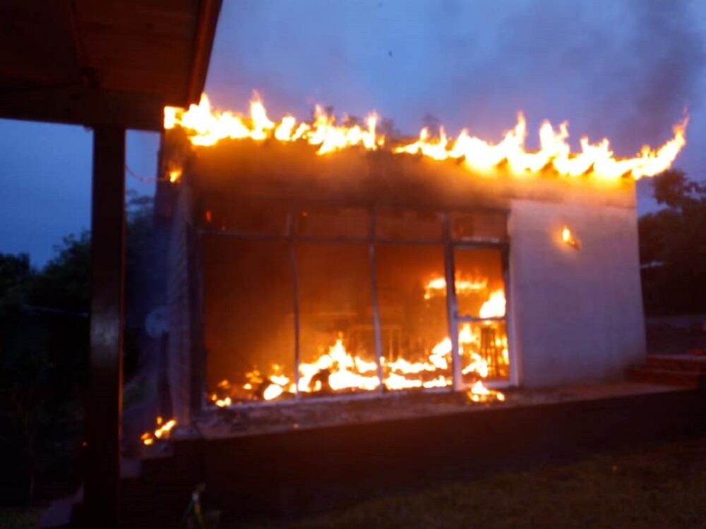 El fuego consumió totalmente el comercio.