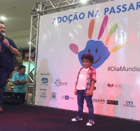 Desfile de niños huérfanos en Brasil (Foto: olhardireto.com.br)