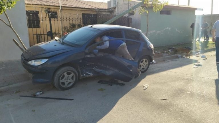 Por el impacto uno de los autos se subió a la vereda y generó destrozos. Foto: Gentileza