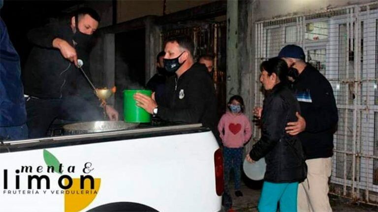 Matías junto a su equipo repartiendo las porciones de comida que elaboran con productos de la misma verdulería