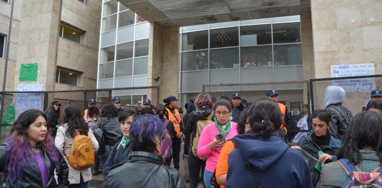 Guardia en el hospital en el que le practicaron una cesarea a una nena de 12. (foto: El Tribuno).