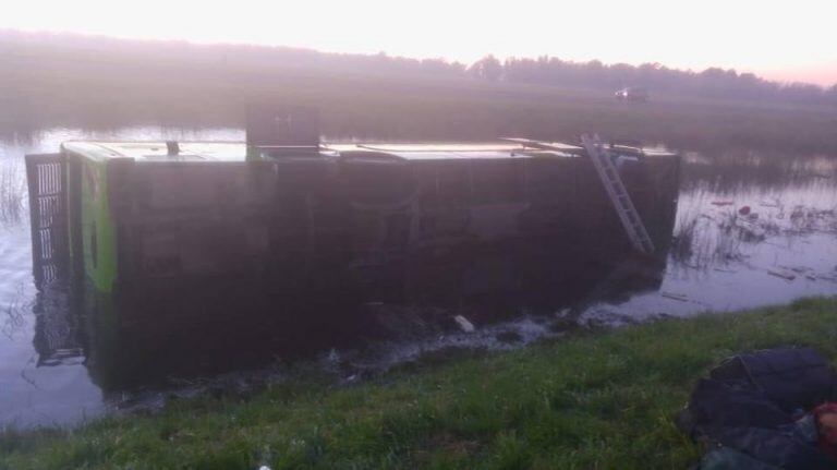 Un micro volcó en la ruta 2 y hay al menos tres muertos.