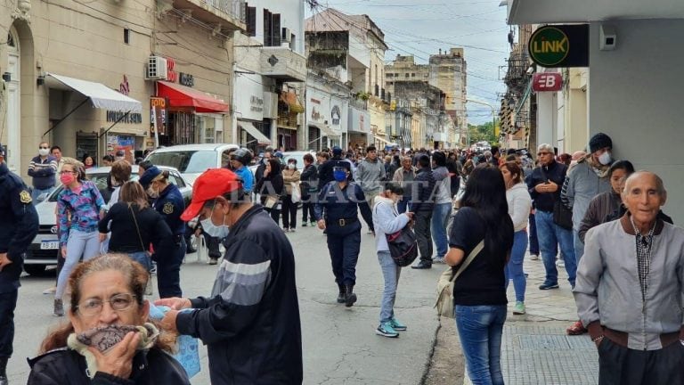 Filas en los bancos (Foto de La Gaceta)