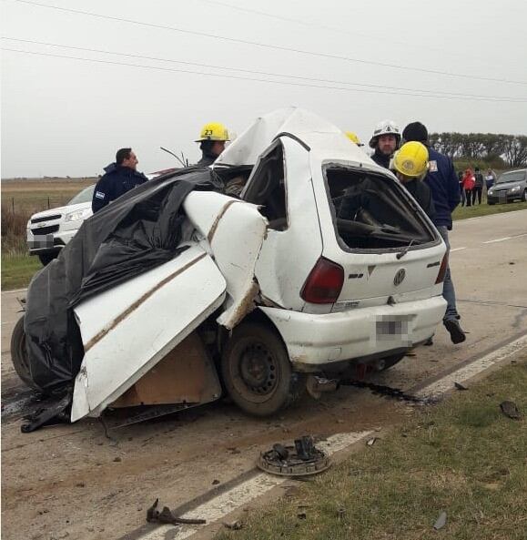 Un auto chocó de frente contra un camión, con un saldo de un muerto y un herido (Ministerio de Seguridad)