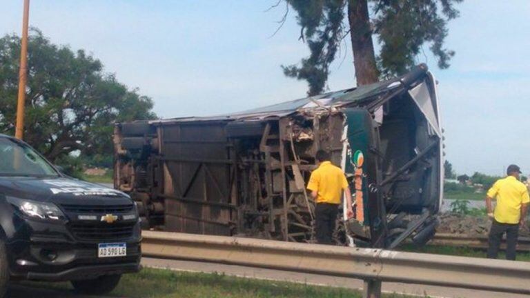 Volcó un micro de media distancia y hay 14 heridos, algunos de gravedad (@movil_kike)