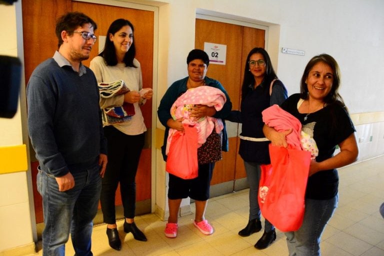 El ajuar confeccionado íntegramente por personal del taller de costura del Plan de Inclusión Social.