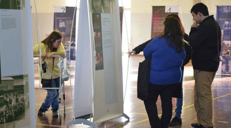 La muestra es recorrida con la asistencia de alumnos guía (Vía Santa Rosa)