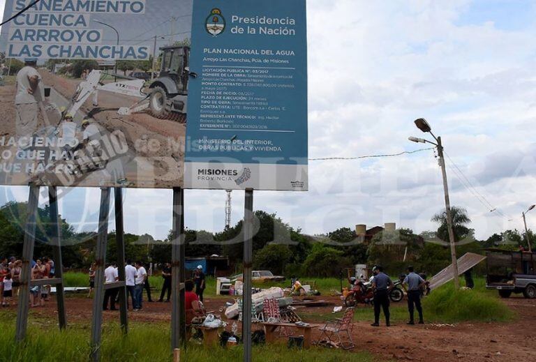 Tensión durante el desalojo de un terreno fiscal en Posadas. (Foto: Primera Edición)