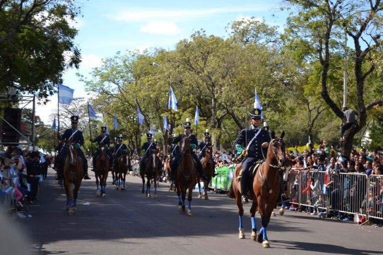 Aeronaves de las Fuerzas, tanques y helicópteros en el desfile patrio en Corrientes