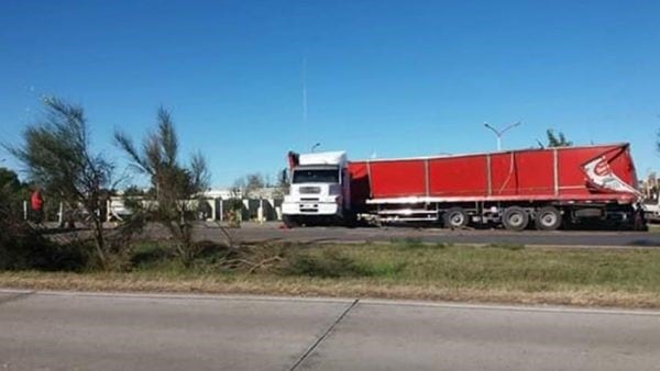 Un camión chocó a otro que estaba estacionado en la banquina.