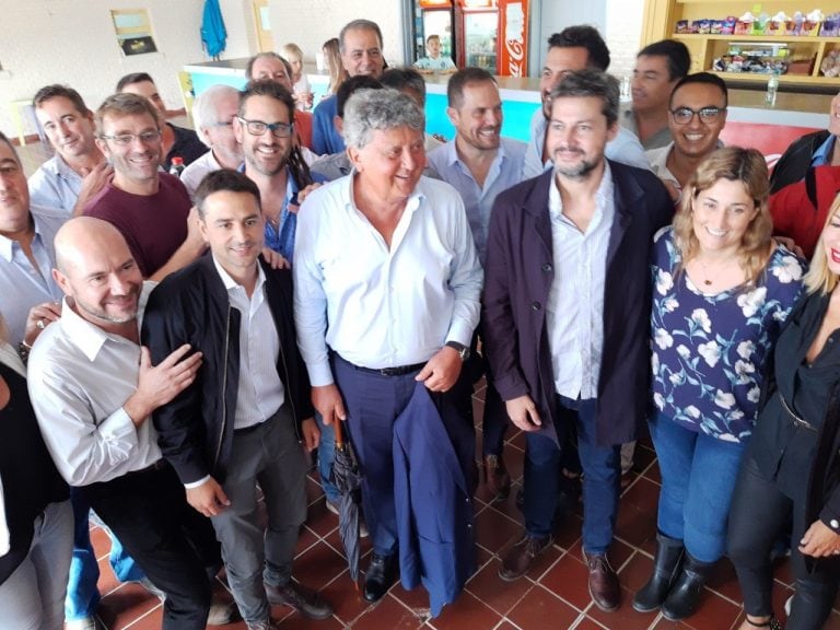 Lammens junto a funcionarios de la región en la visita a Calamuchita de la jornada de hoy.