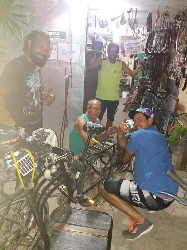 El aventurero logró reparar su bicicleta gracias a la generosidad de un bicicletero.