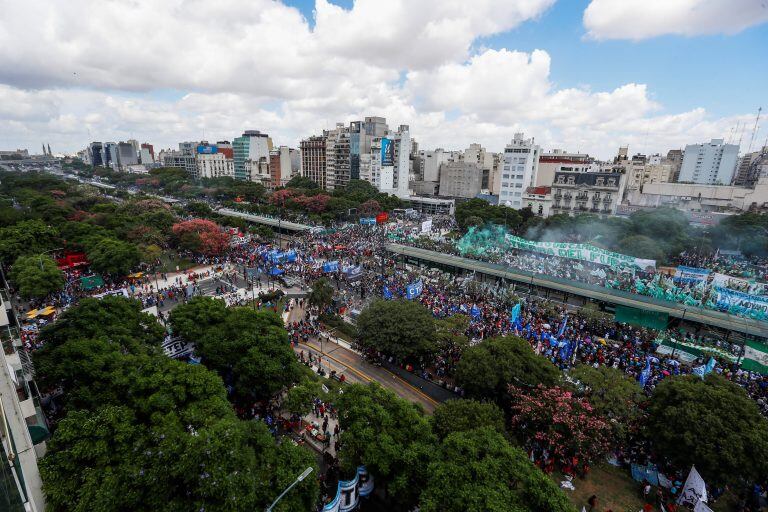 BAS07. BUENOS AIRES (ARGENTINA), 21/02/2018.- Miles de personas participan hoy, miércoles 21 de febrero de 2018, en una marcha por la Avenida 9 de Julio de Buenos Aires (Argentina), convocada por el sindicato de Camioneros de Argentina, a la que se adhieren otros gremios y organizaciones, para protestar contra la gestión del Gobierno que ha generado polémica por las voces que acusan al líder del gremio, Hugo Moyano, de convocarla en su propio beneficio. EFE/David Fernández