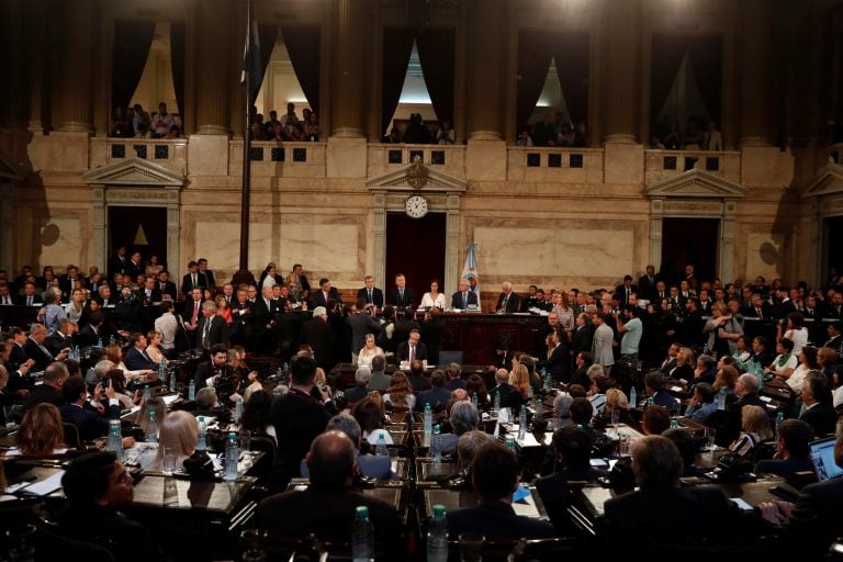 BUE17. BUENOS AIRES (ARGENTINA) 01/03/2018.- El presidente de Argentina, Mauricio Macri (C), asiste hoy, 01 de marzo de 2018, a la inauguración del 136 período de sesiones ordinarias del Congreso de la Nación en Buenos Aires (ArgentinA). Macri, aseguró hoy que ve "con agrado" que el Congreso se apreste a debatir este año sobre una ley del aborto y pidió que "se escuchen todas las voces y se tomen en cuenta todas las posturas" sobre un tema que requiere de un tratamiento "maduro" y "responsable". EFE/David Fernández