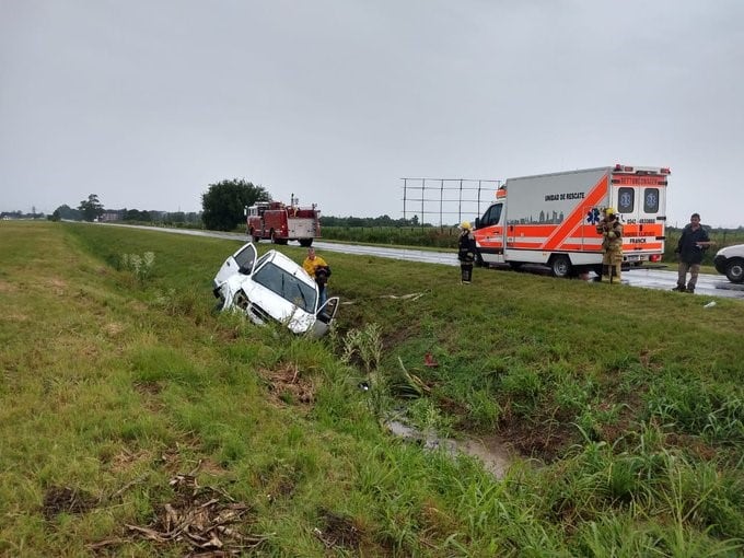 La camioneta en al que se movían custodios de Perotti volcó en la autovía 19. (Twitter)