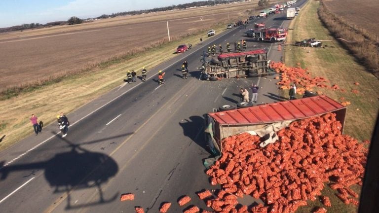 Choque cerca del cruce de las rutas A012 y 33 en Pérez. (@leodelga2)