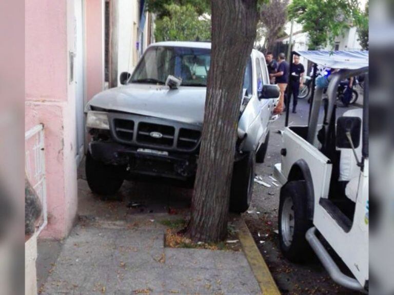 Impresionante choque y vuelco en pleno centro puntano.