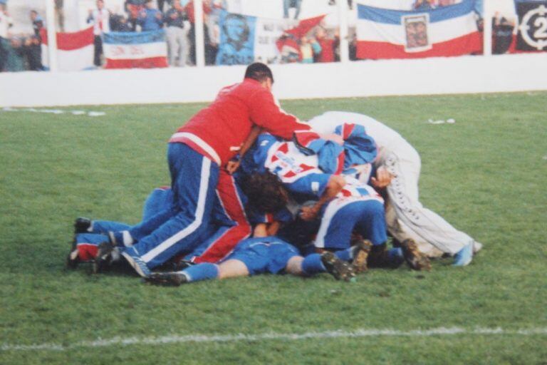 Festejo de jugadores y cuerpo técnico en Tandil