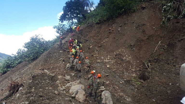 Grupos de rescate buscan a desaparecidos. (EFE)