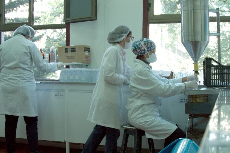 Producción de alcohol en gel en San Luis.