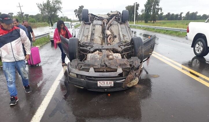 Un vehículo volcó cerca de la ruta 16 tras pasar por un charco de agua.