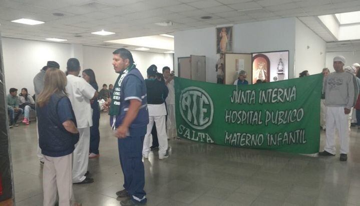 Paro en el Materno Infantil (El Tribuno)