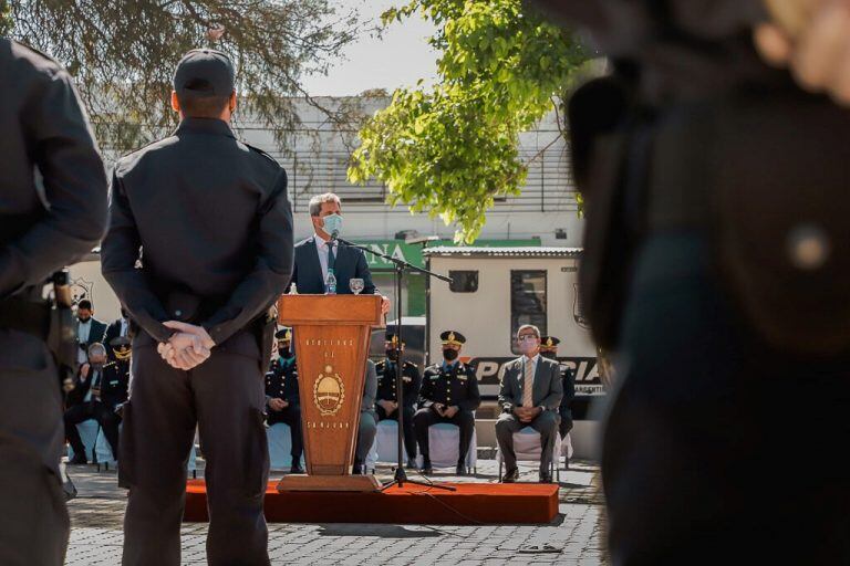 El gobernador Uñac le dio la bienvenida a los nuevos policías.