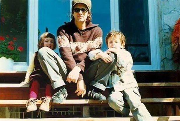 Lisa y Benito junto a Gustavo Cerati.