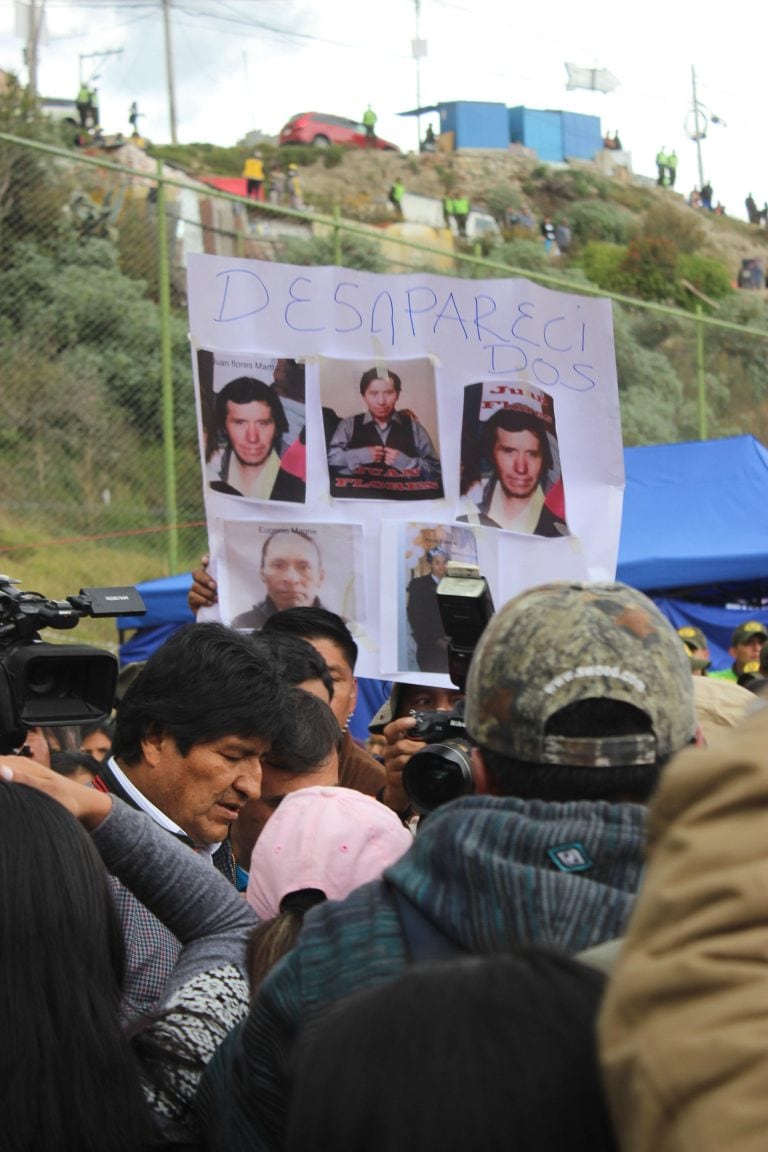 El presidente de Bolivia, Evo Morales (i), visita uno de los campamentos de acogida para quienes perdieron sus casas, este domingo, en La Paz (Bolivia). EFE/ Luis Ángel Reglero