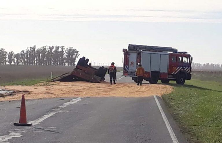 Volcó un camión en San Cayetano.