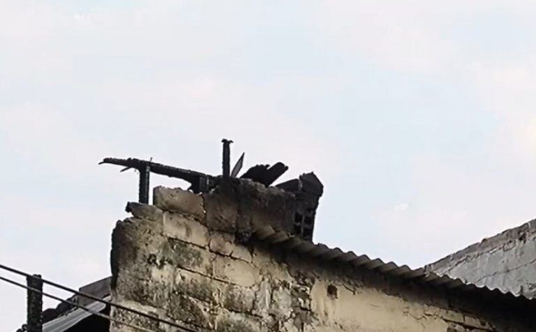 El incendio ocurrió en la planta alta de una vivienda en Vera Mujica al 3000, en la zona sudoeste. (Caputra de TV)