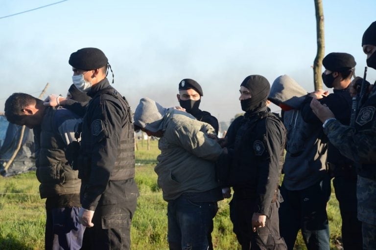 Balas de goma, corridas y detenidos en el desalojo de las tierras tomadas en Guernica. (Clarín)